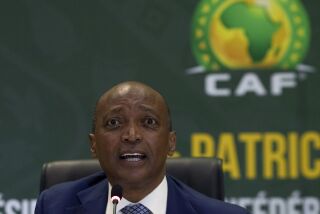 El presidente de la Confederación Africana de Fútbol, Patrice Motsepe, durante una conferencia de prensa el martes 16 de marzo de 2021, en Johannesburgo, Sudáfrica. (AP Foto/Themba Hadebe, Archivo)
