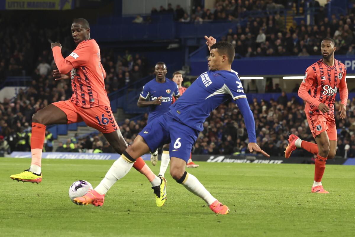 Thiago Silva del Chelsea pelea por el balón con Abdoulaye Doucoure 