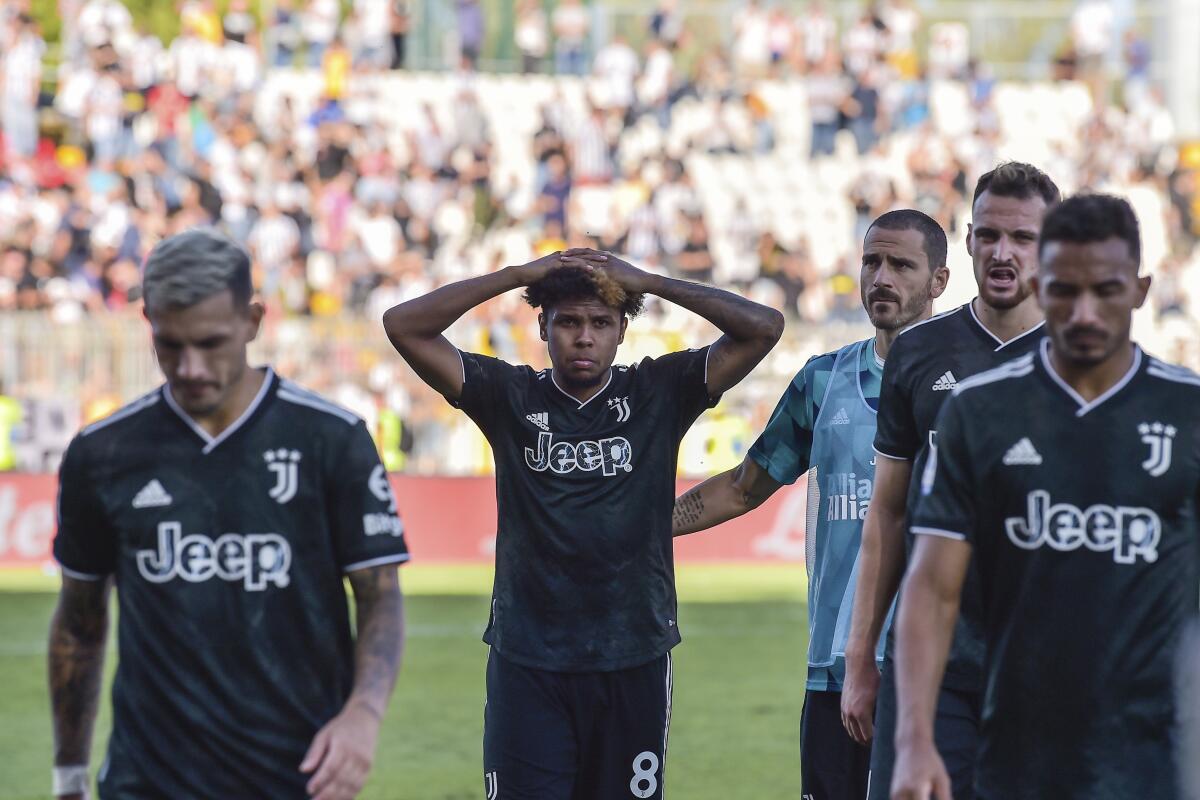 Los jugadores de Juventus se retiran de la cancha al término de su partido 