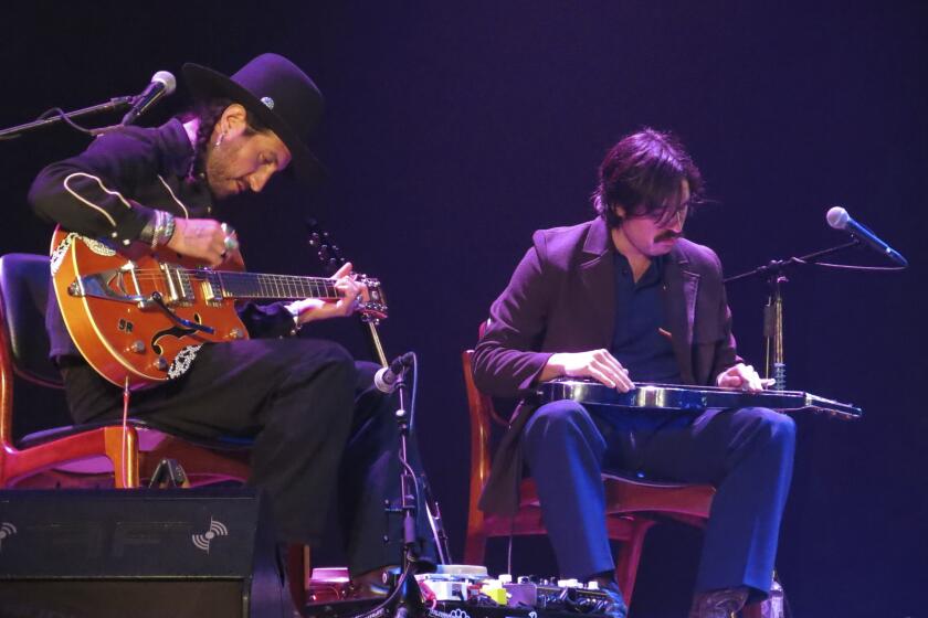 El dúo de guitarristas Hermanos Gutiérrez, Estevan, izquierda, y Alejandro, durante un concierto en la Ciudad de México el 21 de mayo de 2023. (Foto AP/Berenice Bautista)
