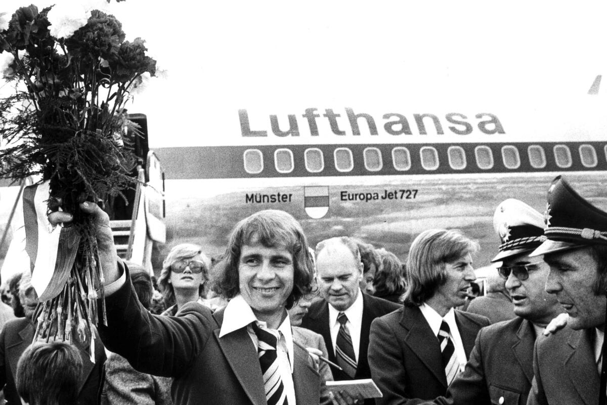 Fallece Bernd Hölzenbein, que ayudó a Alemania Occidental a ganar el Mundial en 1974