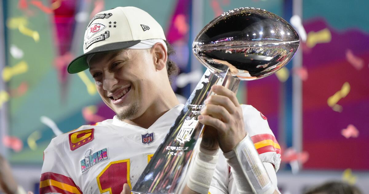 Patrick Mahomes, Kansas City limp into halftime of Super Bowl 2023 trailing  Philadelphia Eagles 