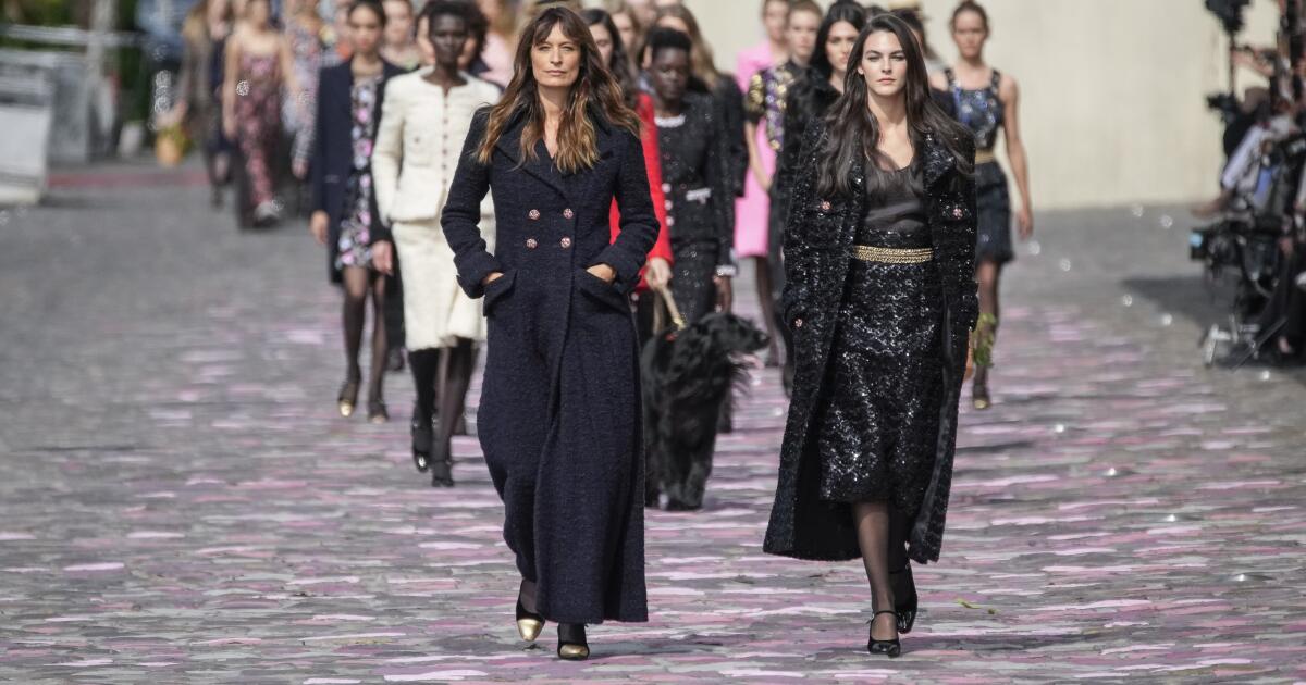 Chanel couture makes a subdued ode to Parisian elegance in fall-winter  collection - The San Diego Union-Tribune