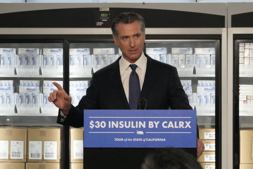 El gobernador de California, Gavin Newsom, habla sobre los actuales precios altos de la insulina al anunciar una asociación con Civica Rx, en una visita al almacén de Kaiser Permanente donde se guardan miles de dosis de insulina en Downey, California, el sábado 18 de marzo de 2023. (AP Foto/Damian Dovarganes)