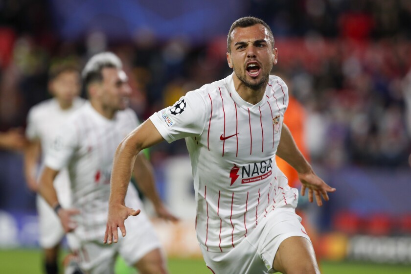 ARCHIVO - Joan Jordán del Sevilla durante el partido contra Wolfsburgo