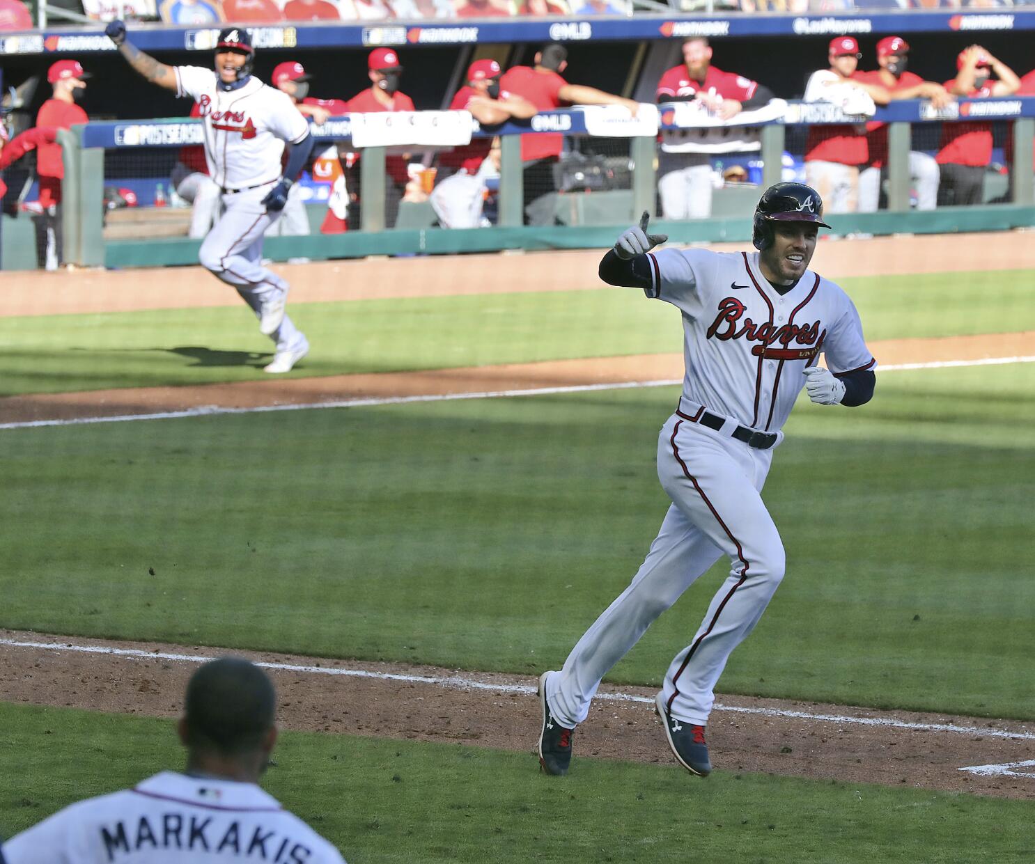 Castellanos gets key hit as Reds beat Brewers 3-1