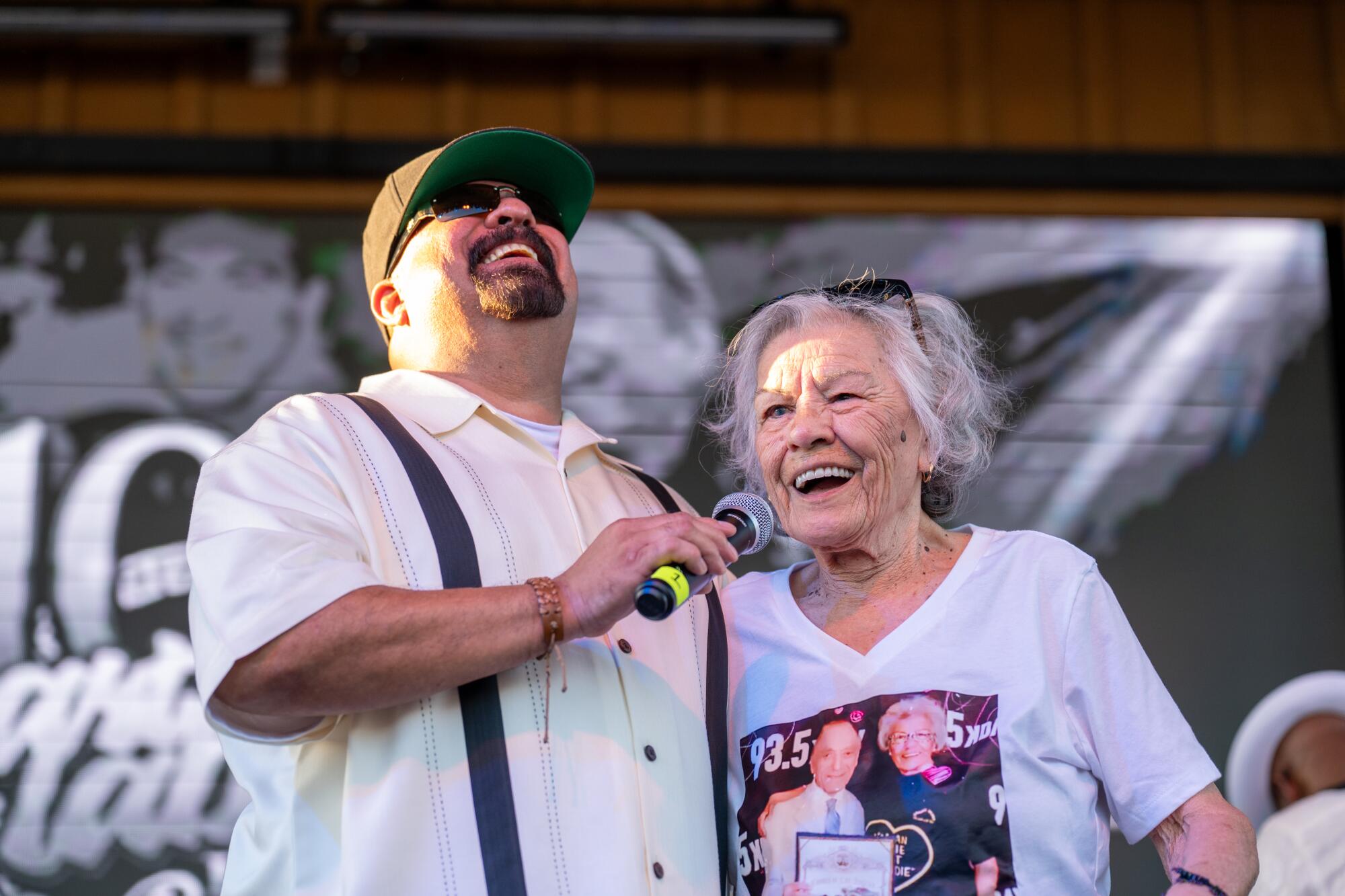 DJ Angel Rodriguez, qui porte un hommage à Art Laboe, et un fan de longue date, Proxie Aguirre, 82.
