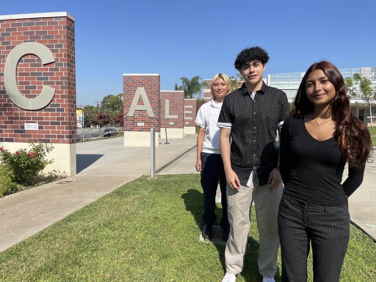 Lana Leos, Edwin Sandoval y Jesenia Yánez estudian en East Los Angeles College (ELAC).