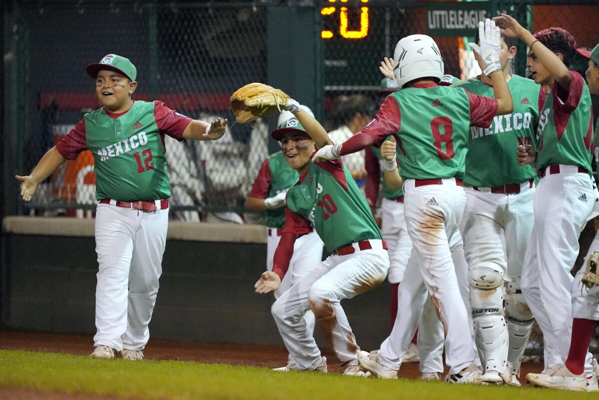 Marco Covarrubias (8), de México, es felicitado por sus compañeros