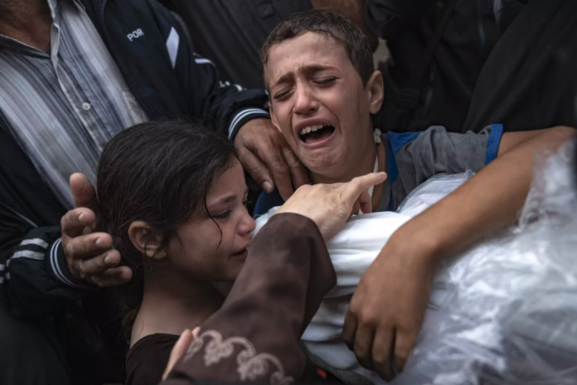 Niños palestinos en un hospital de Khan Yunis 