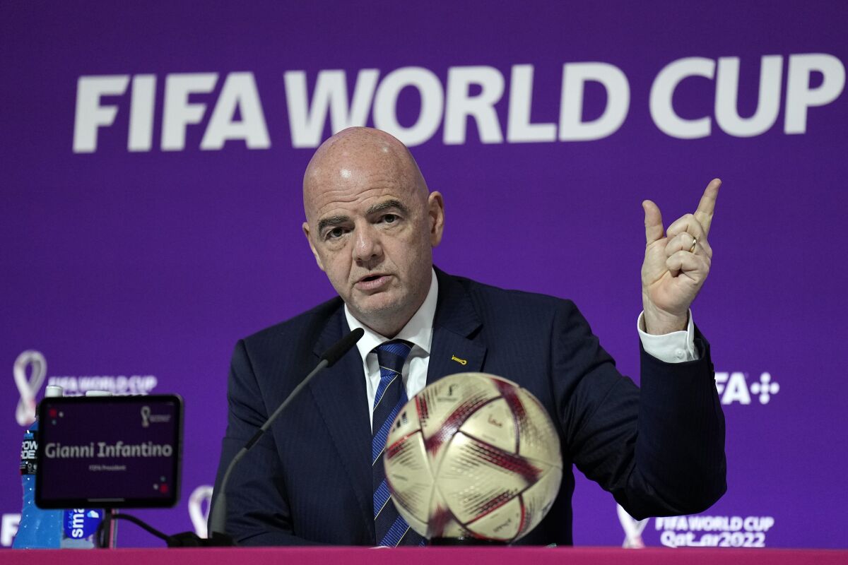 FIFA başkanı Gianni Infantino, Aralık ayında düzenlediği basın toplantısında konuşuyor.