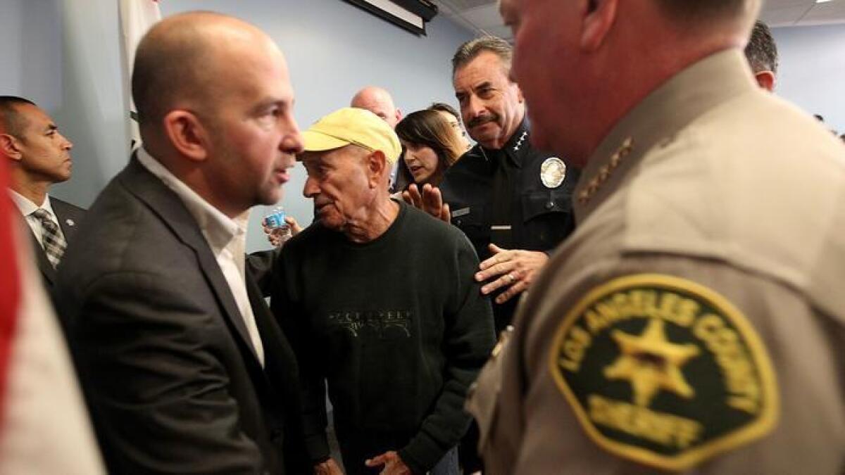 El entonces superintendente de las escuelas de Los Ángeles Ramón Cortines, con gorra y en el centro de la imagen, con Jim McDonnell, sheriff del condado de Los Ángeles, a la derecha; Charlie Beck, jefe de la policía de Los Ángeles, en el fondo, y el presidente de la Junta Escolar, Steve Zimmer, durante el cierre total del LAUSD por 24 horas, el 14 de diciembre de 2015.