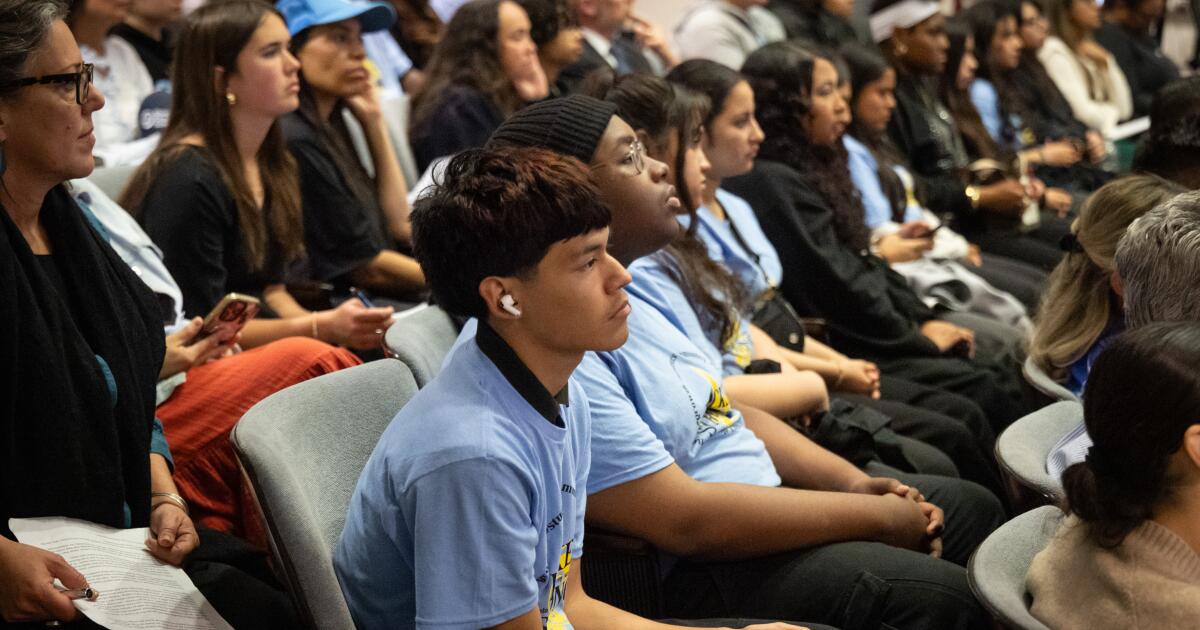 A investigação de Carvalho ocorreu no momento em que o Partido Trabalhista falava na reunião do LAUSD, pedindo atenção às escolas charter