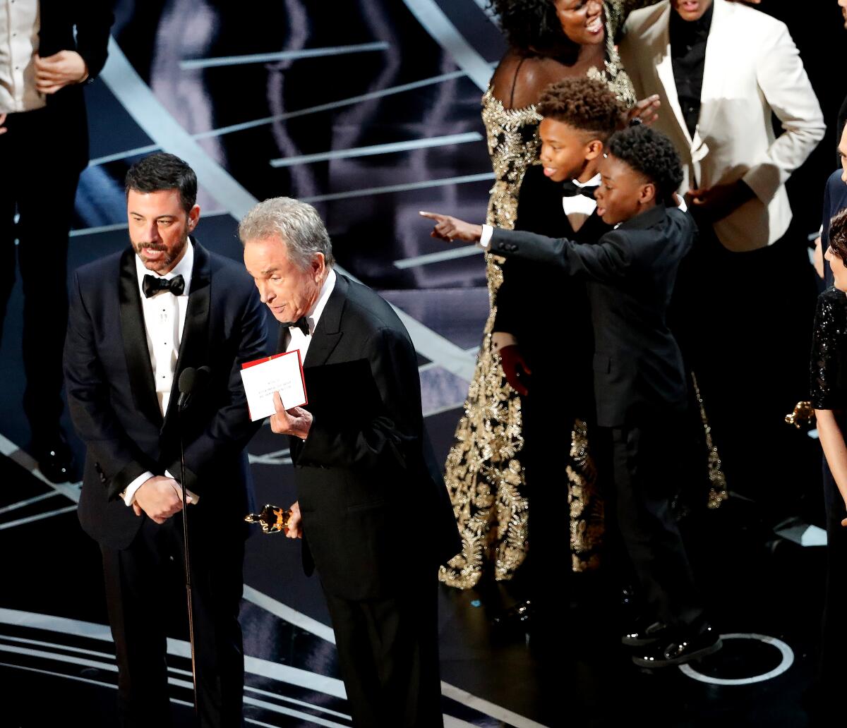 Jimmy Kimmel stands on stage with Warren Beatty and the casts on "Moonlight" and "La La Land."