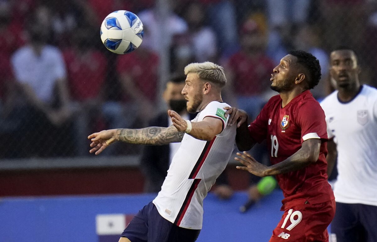 The United States' Paul Arriola and Panama's Alberto Quintero battle for the ball 