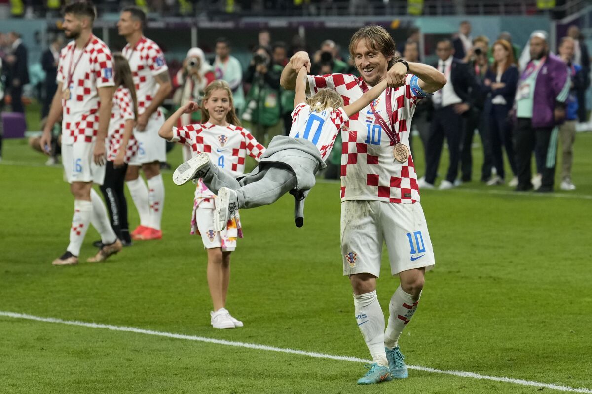 Luka Modric juega con su hija tras ganar la medalla de bronce del Mundial tras la victoria 2-1 de Croacia ante Marruecos