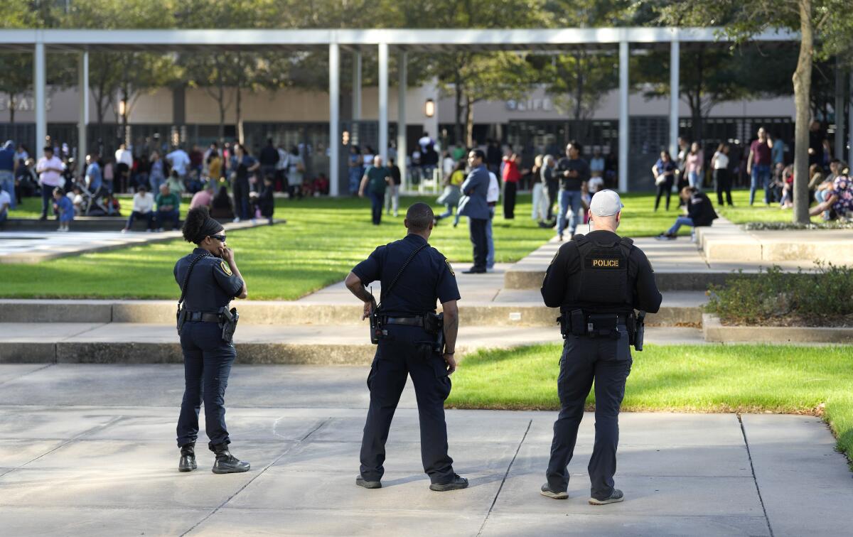 La presencia policial cerca de la Lakewood Church en Houston, Texas, el 11 de febrero de 2024..