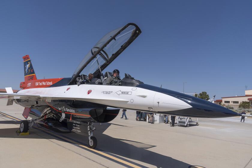 El secretario de la Fuerza Aérea de EEUU Frank Kendall sentado en la cabina de un X-62A VISTA en la base Edwards, en California, el jueves 2 de mayo de 2024. (AP Foto/Damian Dovarganes)