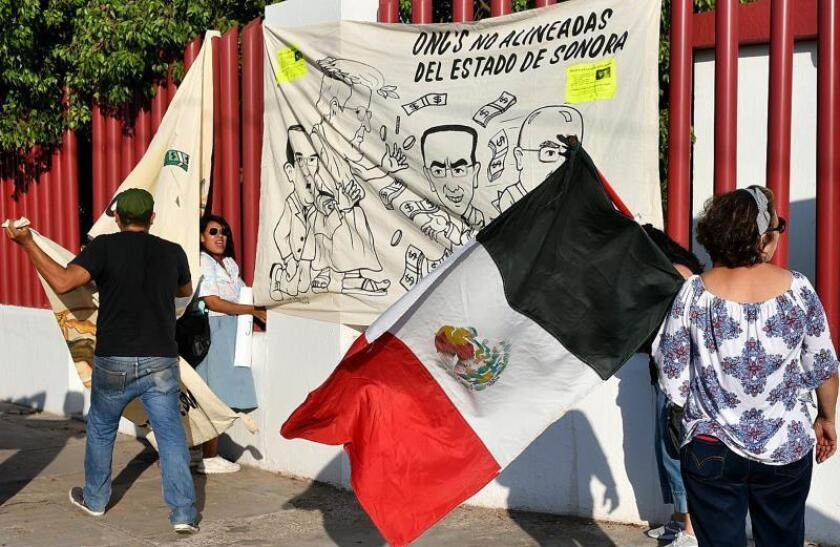 Protesta por derrames tóxicos frente a oficinas de Germán Larrea 