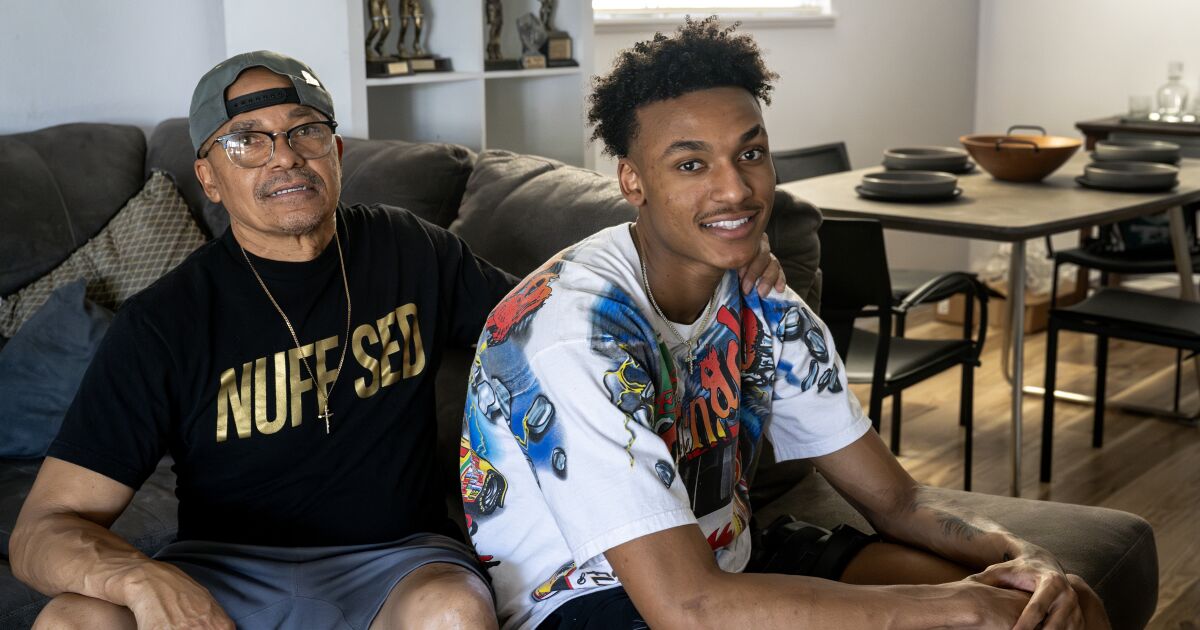 Maxwell Lewis et son père amoureux des Lakers vivent le rêve de la NBA