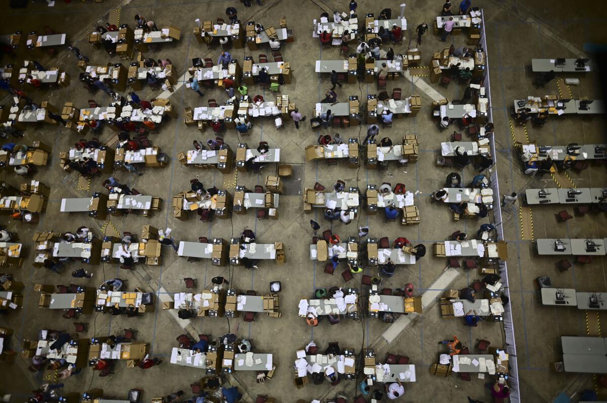Funcionarios cuentan votos anticipados en el Coliseo Roberto Clemente, 
