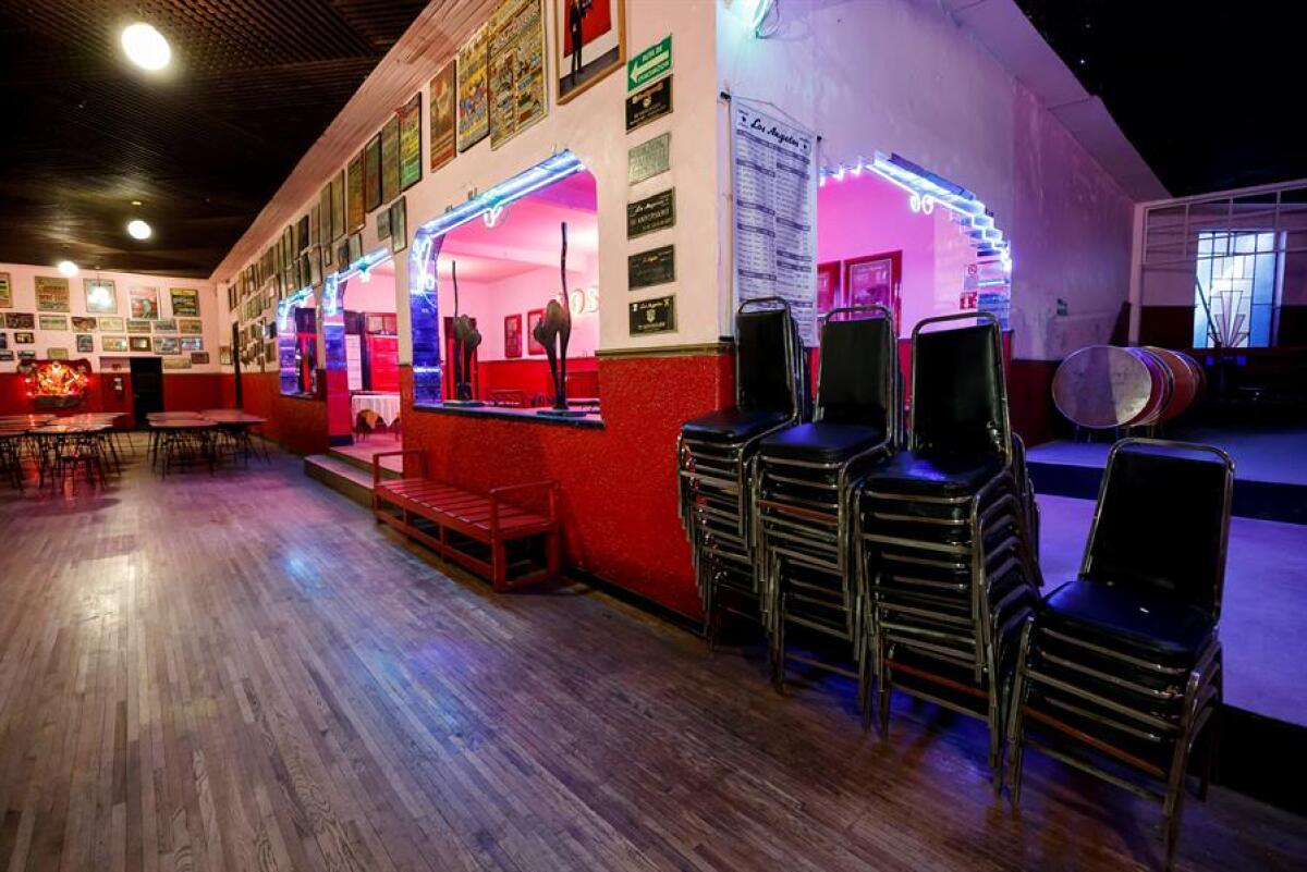 Vista general de la sala de baile del Salón Los Ángeles, el 16 de julio de 2020, en Ciudad de México (México).