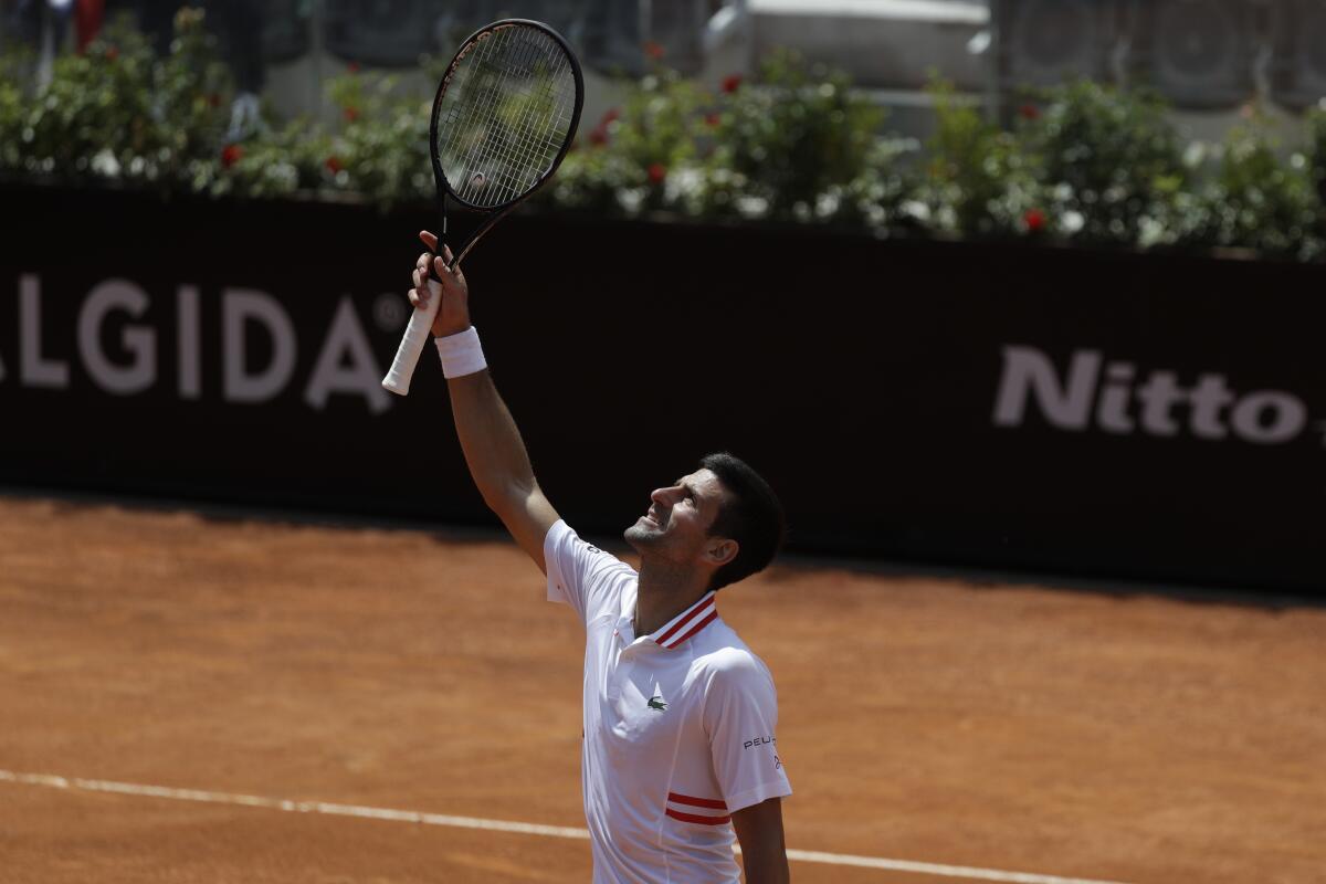 El serbio Novak Djokovic festeja tras vencer al griego Stefanos Tsitsipas en cuartos de final del Abierto de Italia.