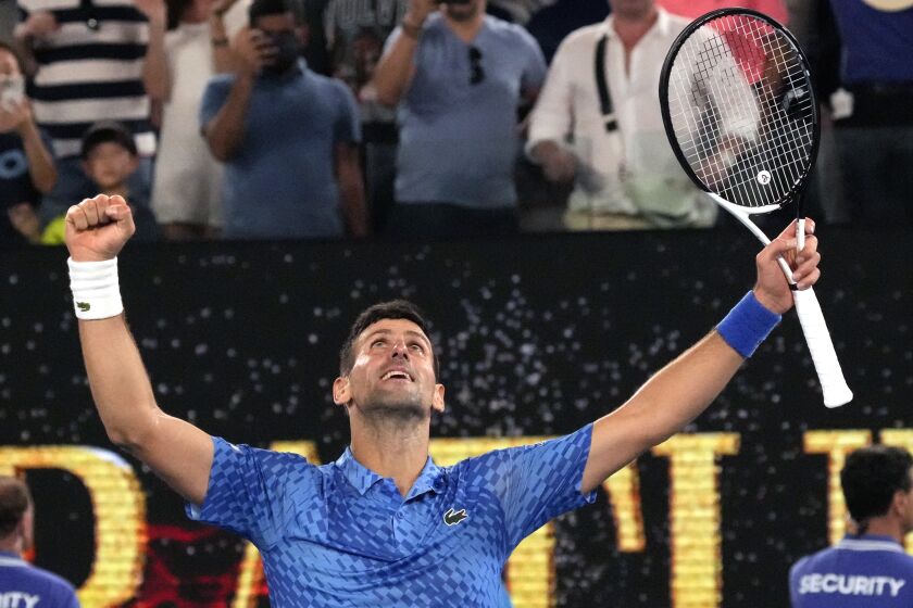 El serbio Novak Djokovic celebra el pase a la final del Abierto de Australia tras derrotar al estadounidense Tommy Paul en semifinales, en Melbourne, Australia, el 27 de enero de 2023. (AP Foto/Aaron Favila)