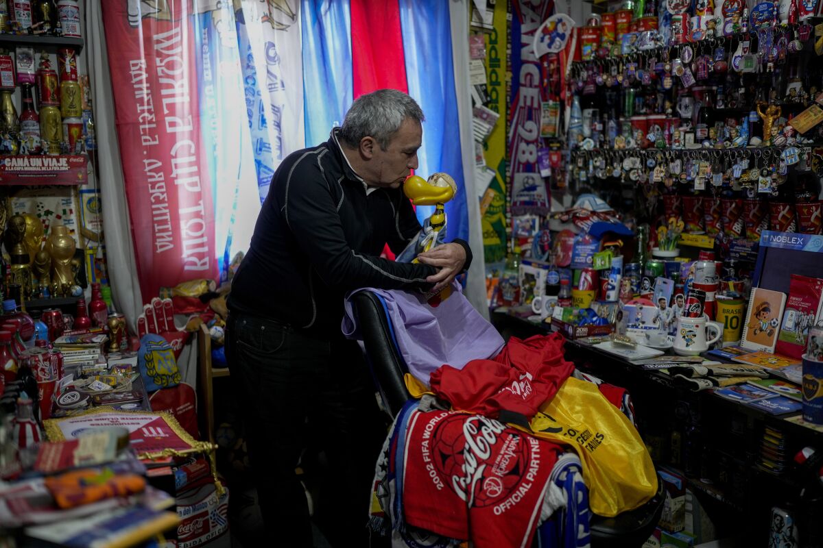 Osvaldo Santander frente a su colección de objetos futboleros en su casa, en Buenos Aires, Argentina