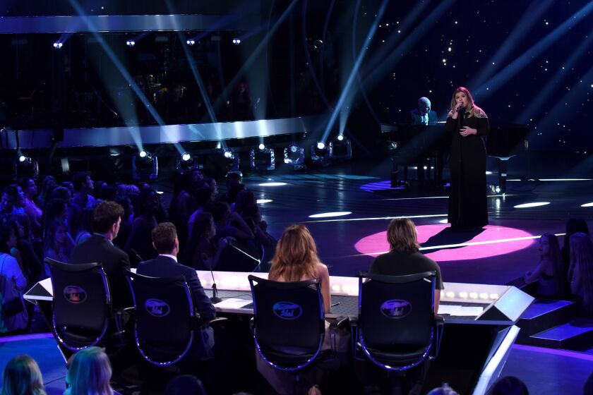 Guest judge and inaugural winner Kelly Clarkson performs on "American Idol" on Feb. 25, 2016.