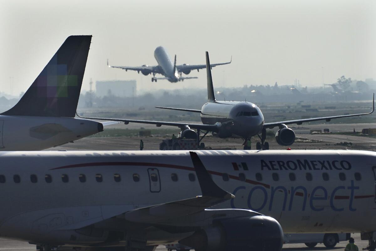 ARCHIVO - Un avión de pasajeros despega del Aeropuerto Internacional Benito Juárez