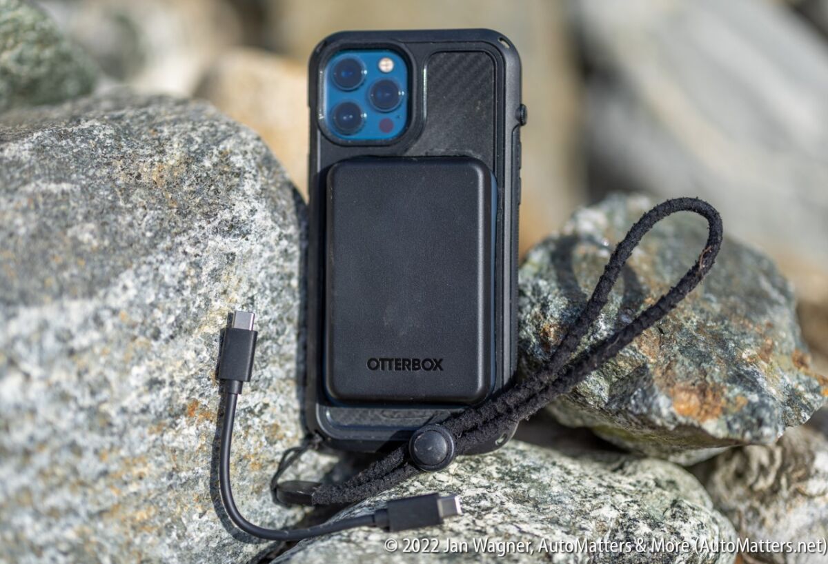 USB-C cable & OtterBox Wireless Power Bank for MagSafe