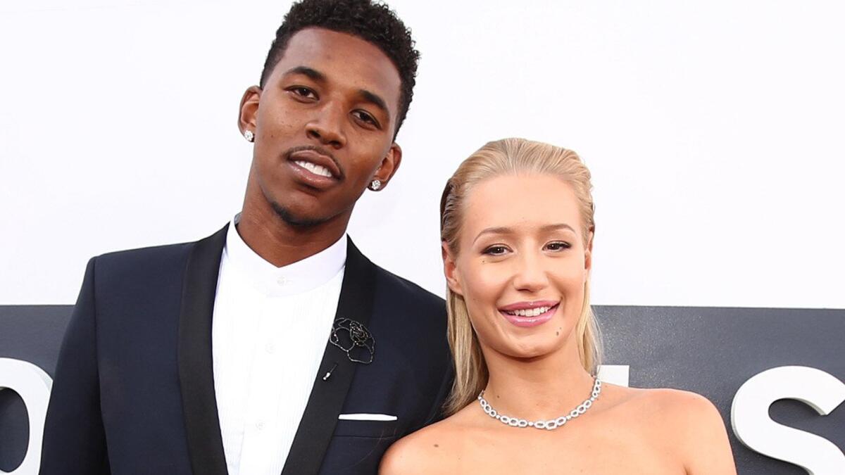 Nick Young is reportedly trying to make things right with fiancee Iggy Azalea.