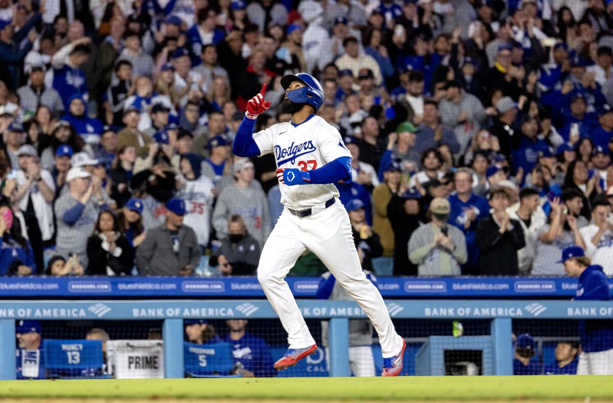 Teoscar Hernández, Giants'ın yardım atıcısı Tyler Rogers'ın üç sayılık home run vuruşunu yaptıktan sonra gökyüzünü işaret ediyor.