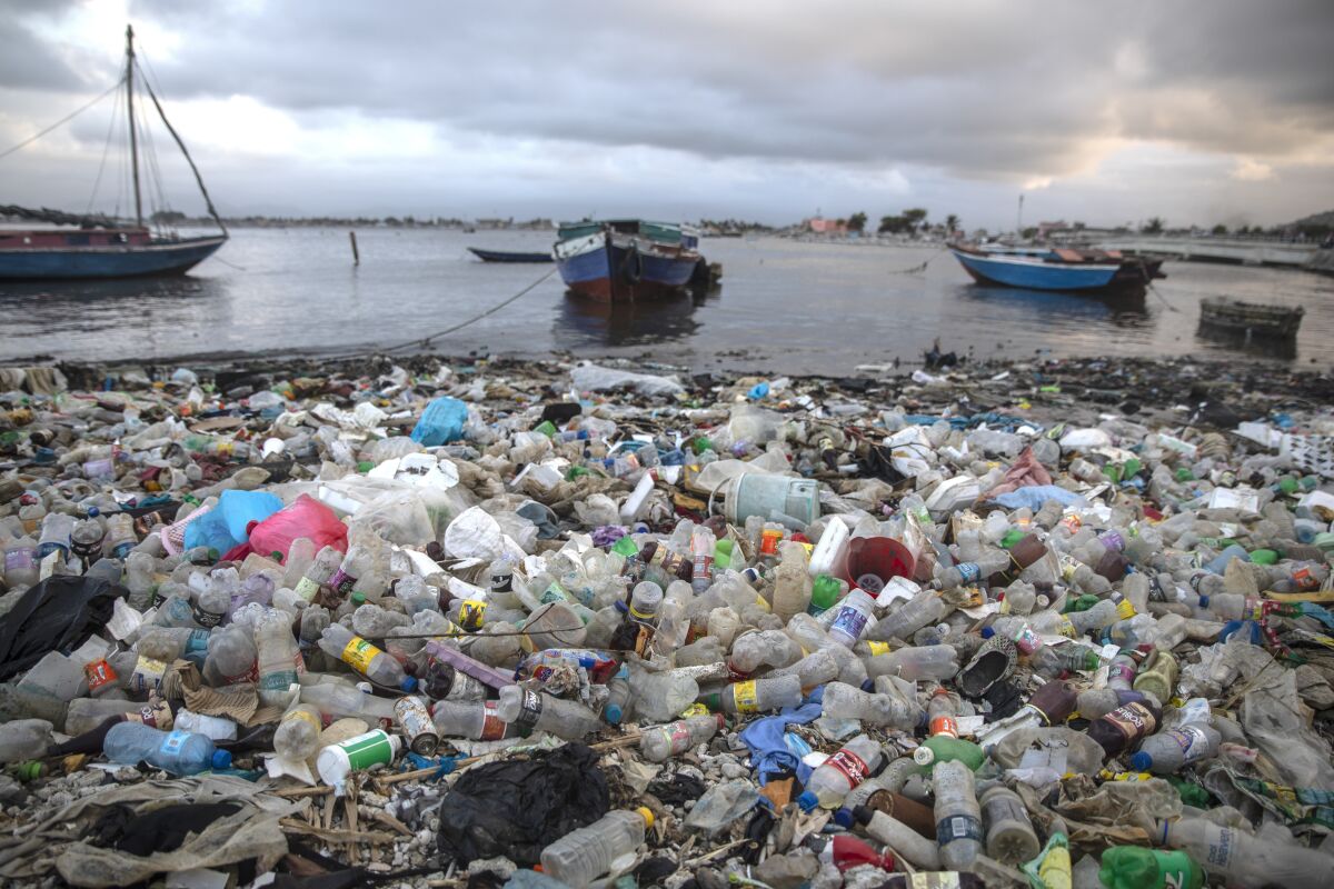 ARCHIVO - Basura y escombros cubren la costa el 10 de marzo de 2022, en Cabo Haitiano, Haití.