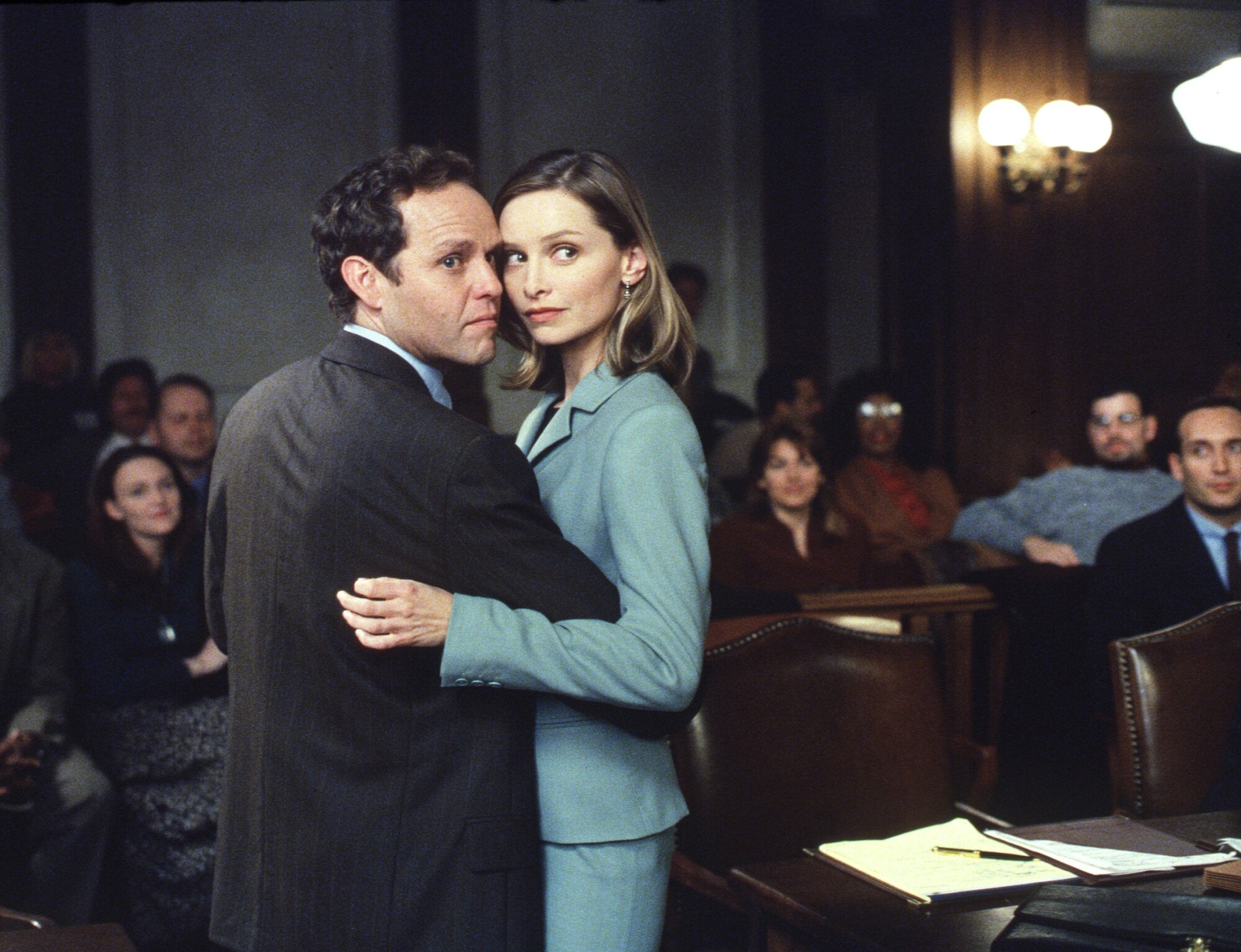 Calista Flockhart, derecha, como Ally y Peter MacNicol como John en "Aliado McBeal" En 1998.