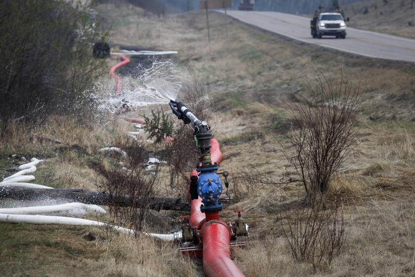 Un cañón de agua de extinción de incendios forestales listo para usarse junto a la autopista 881 cerca de Fort McMurray, Alberta, el miércoles 15 de mayo de 2024. (Jeff McIntosh/The Canadian Press vía AP)