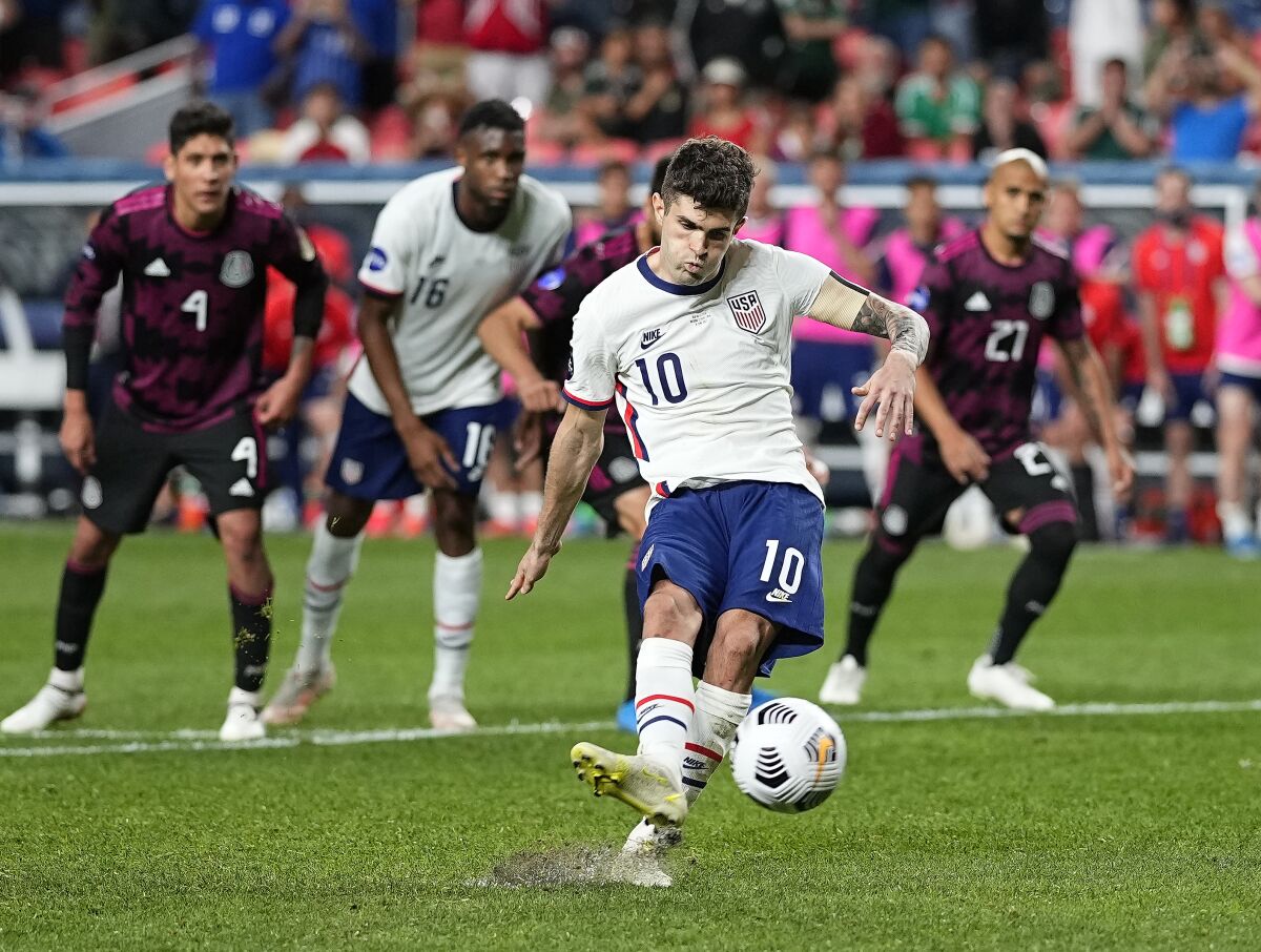 The United States' Christian Pulisic (10) converts a penalty kick for a goal against Mexico 