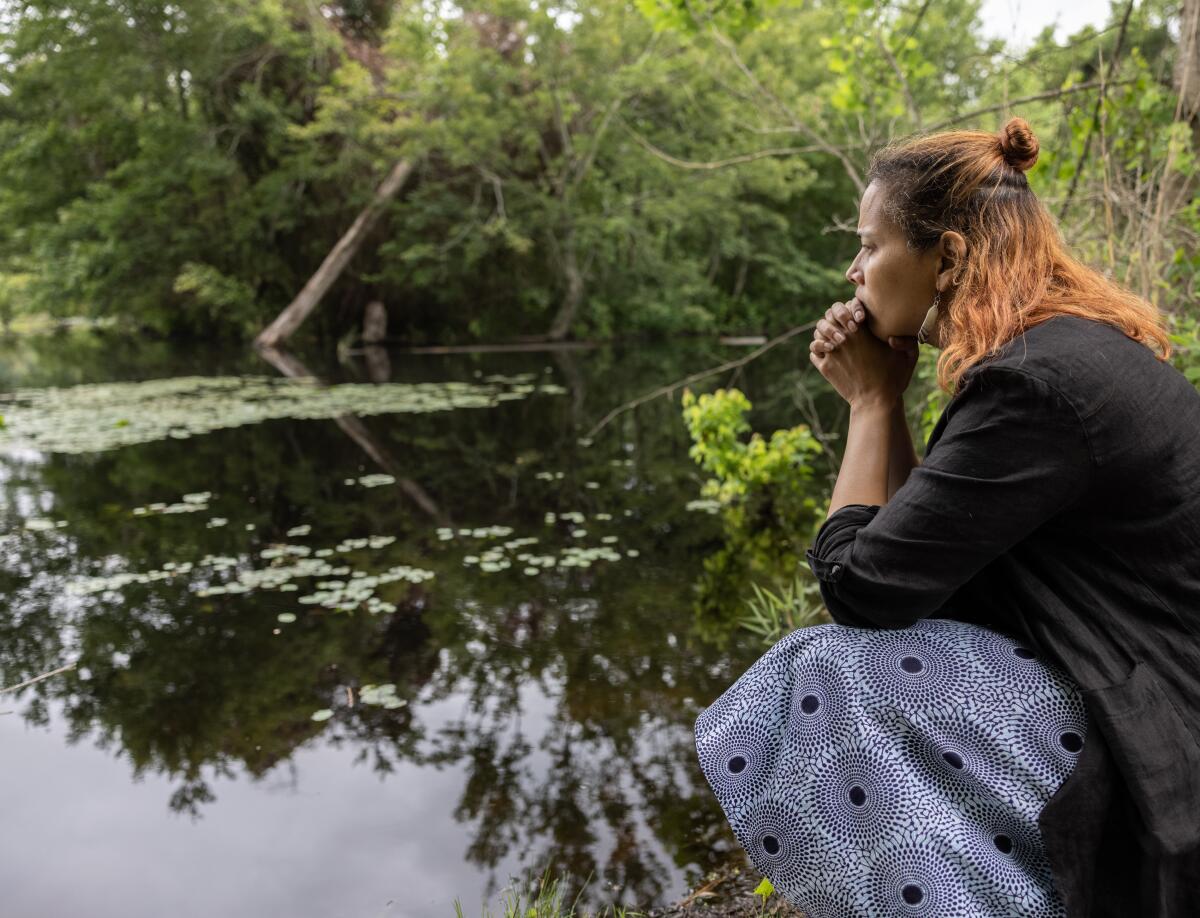 Una mujer con el vestido que se encuentra en el río