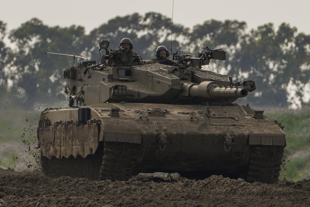 Soldados israelíes a bordo de un tanque cerca de la frontera con la Franja de Gaza, 