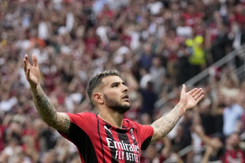 Theo Hernández celebra tras anotar el segundo gol del Milan en la victoria 2-0 ante Atalanta