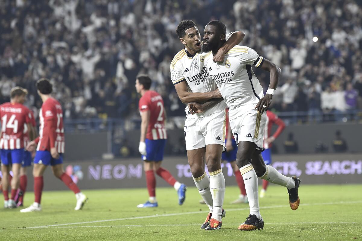 Antonio Rudiger (derecha) celebra tras el primer gol del Real Madrid en la victoria
