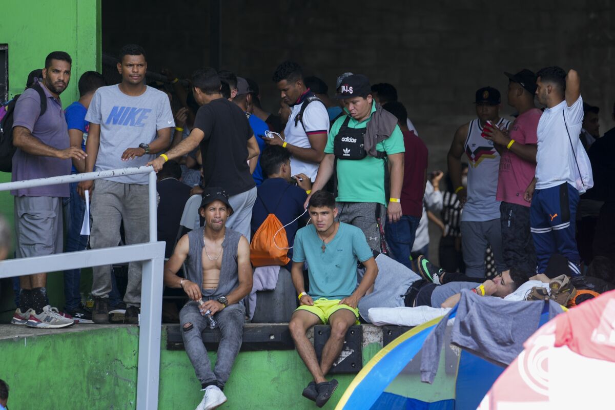 venezolanos buscan a su país tras pasar selva - Los Angeles Times