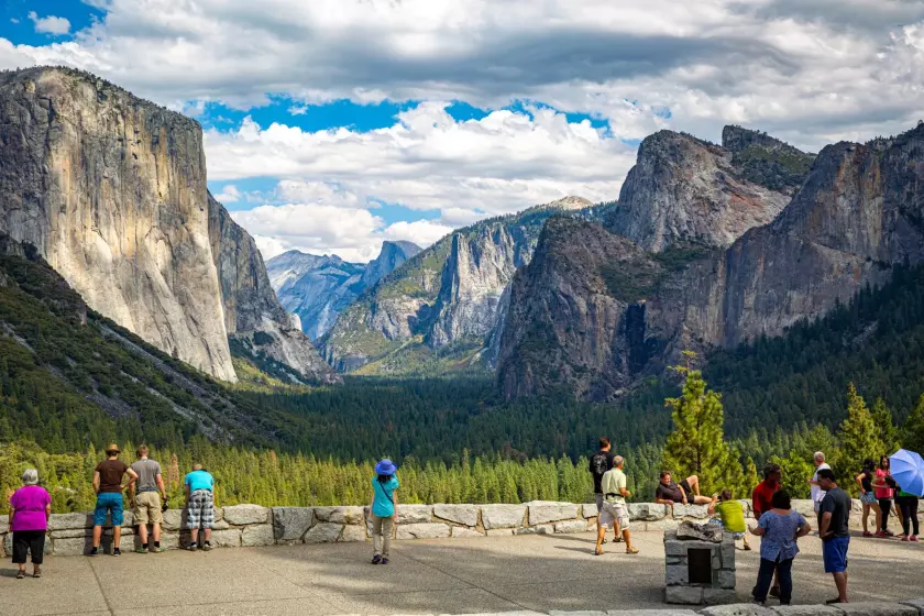 Los turistas se detienen para contemplar el espectacular valle de Yosemite desde el mirador Tunnel View del parque nacional. El Parque Nacional Yosemite ofrecerá entrada gratuita el sábado 20 de abril.