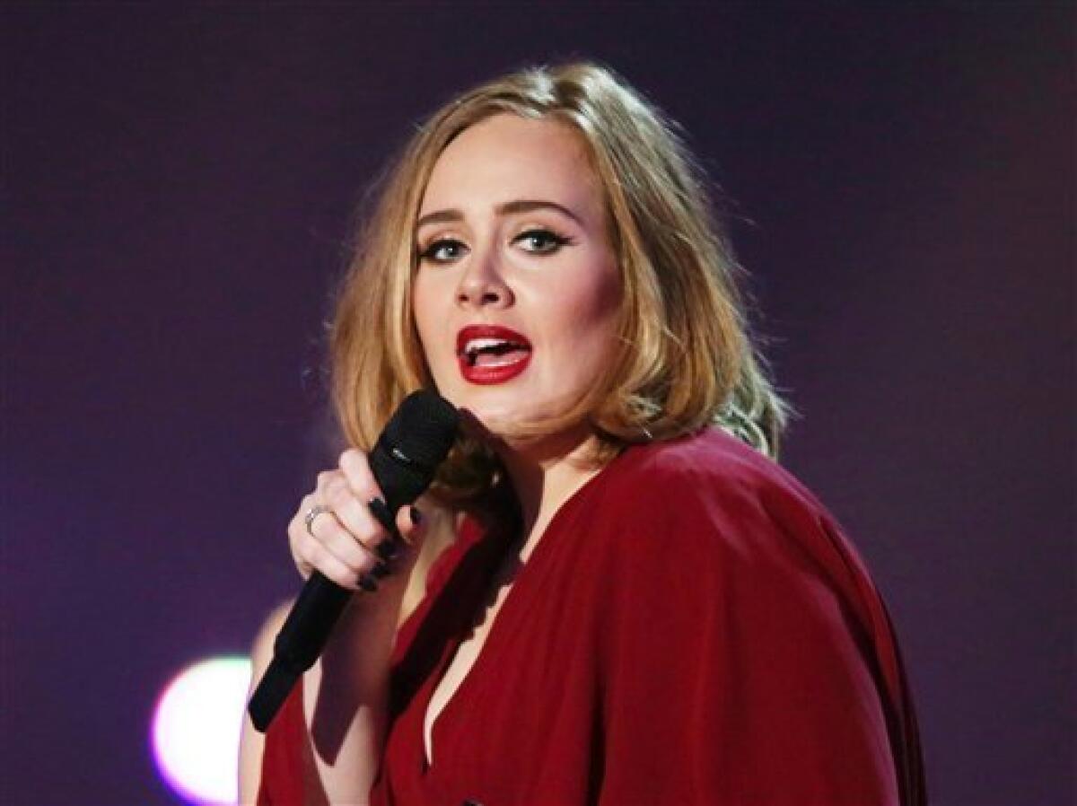 En esta foto del 24 de febrero del 2016 Adele canta en la ceremonia de los Brit Awards en Londres. Un fuerte resfriado llevó a la cantante británica Adele a posponer su concierto del miércoles 18 de agosto del 2016 en Phoenix.