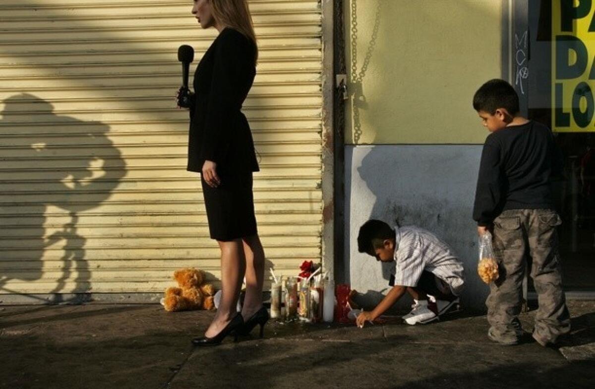 En el 2007, Joey Pacheco de 6 años de edad, coloca una vela en un memorial mientras que una reportera de televisión graba un segmento en Westlake, en donde un bebe murió en un tiroteo realizado desde un vehículo.