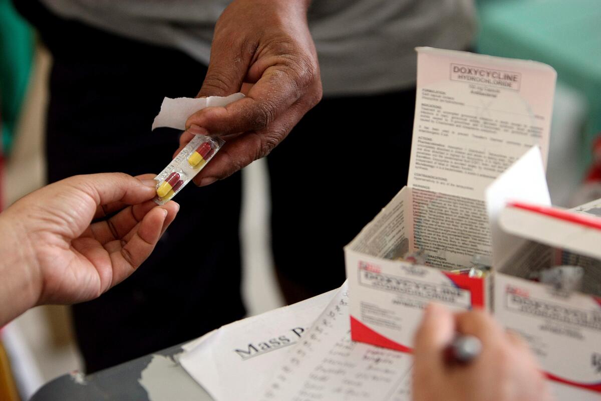 Una persoan recibe medicamentos