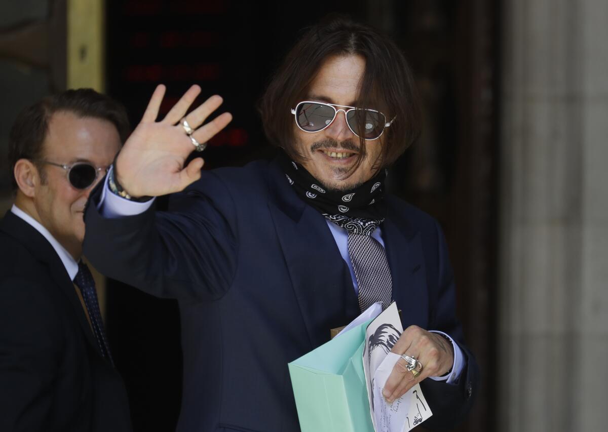 El actor Johnny Depp llega a la Corte Superior en Londres el viernes 17 de julio de 2020. 