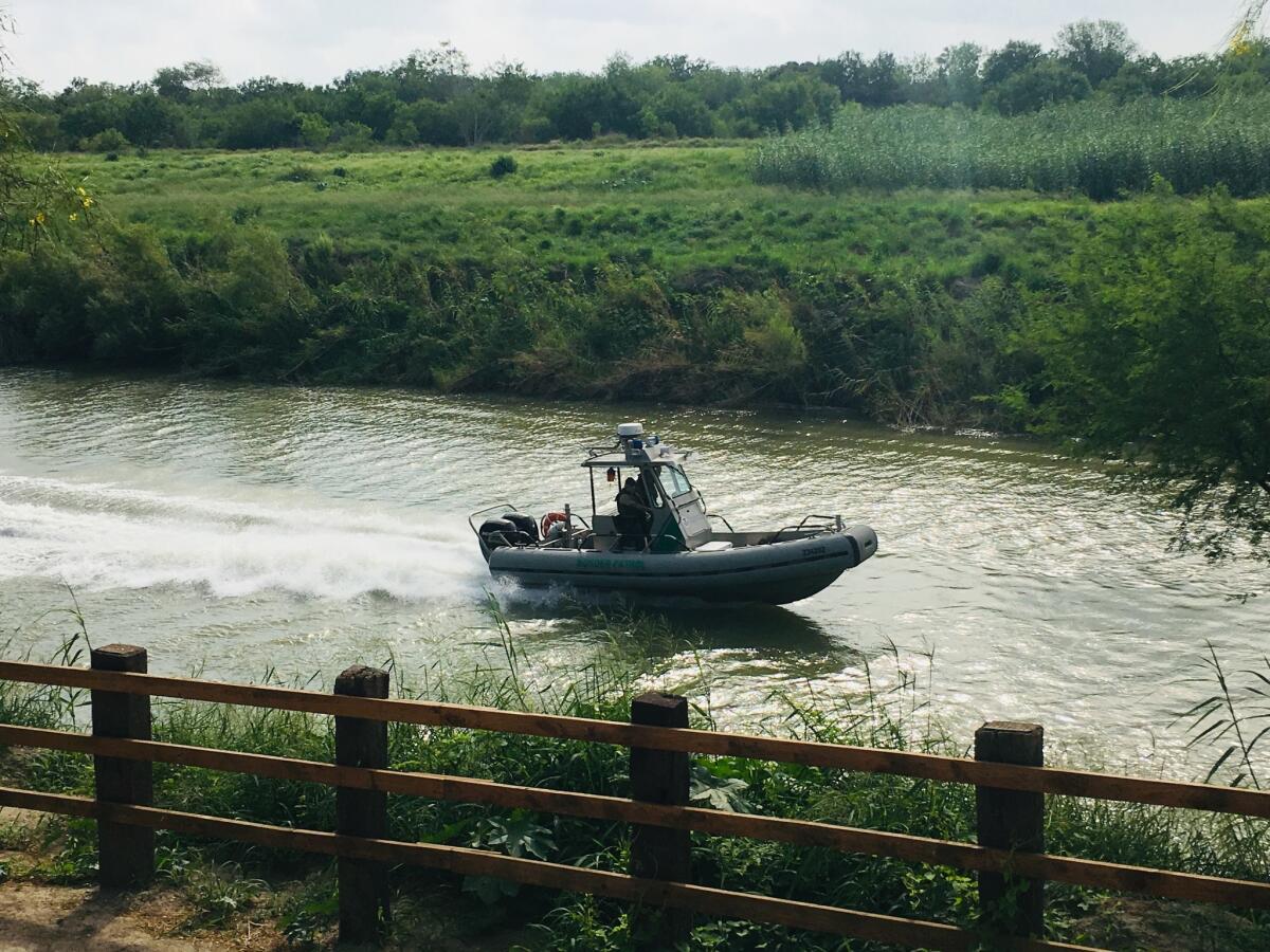 Miembros de la Patrulla Fronteriza navegan las aguas del Río Bravo cerca de donde los migrantes fallecidos fueron encontrados.