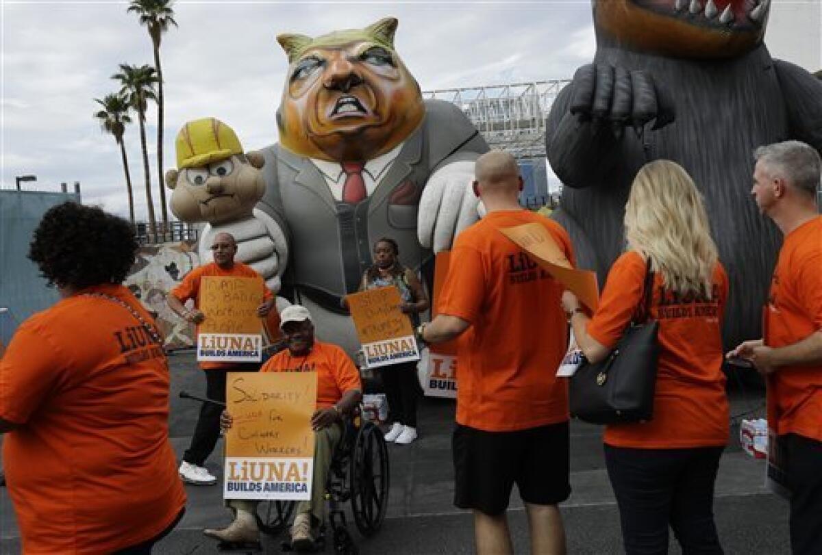 Fotografía de archivo del 21 de septiembre de 2016 muestra miembros del Sindicato Internacional de Trabajadores de Norteamérica y miembros del Sindicato Culinario caminando frente a una figura inflable con la imagen de Donald Trump durante una protesta afuera del hotel Trump International, en Las Vegas.